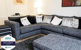 Peaceful And Quiet Apartment In A Bustling City
